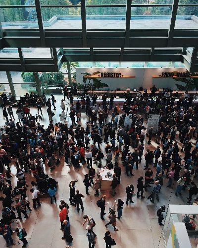 Keramaian yang menggila di hall depan sebelum masuk expo. Foto oleh Theory Collaborative.