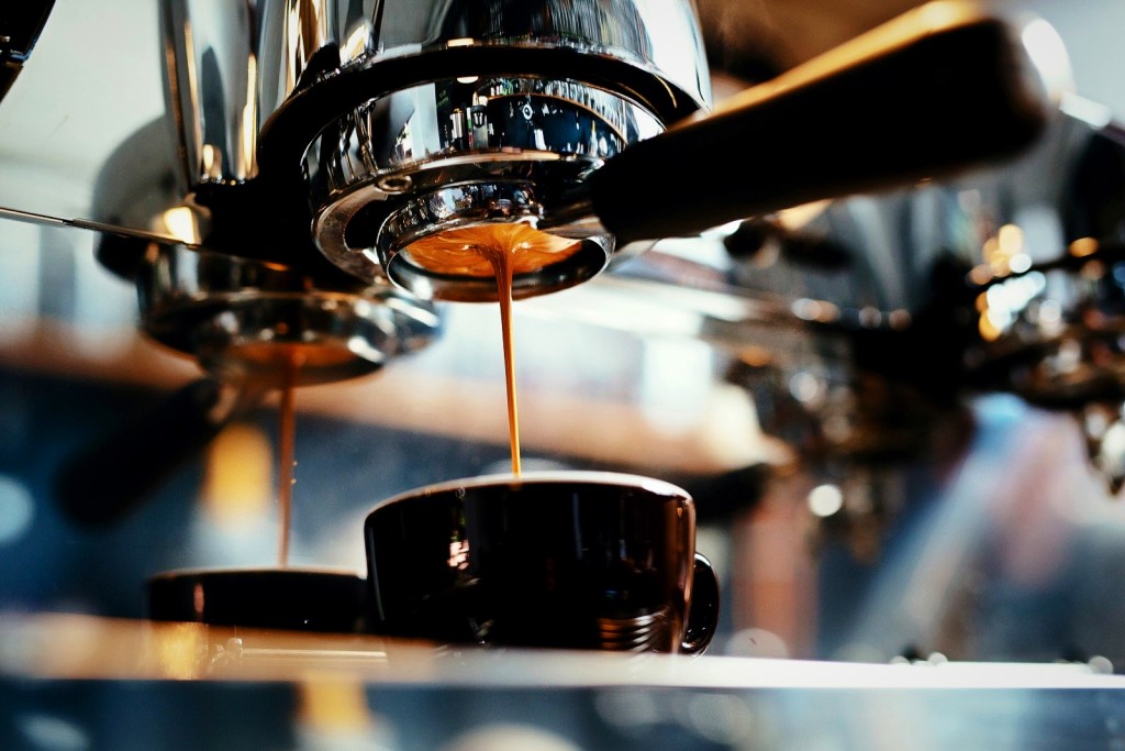 espresso mengalir dari group head