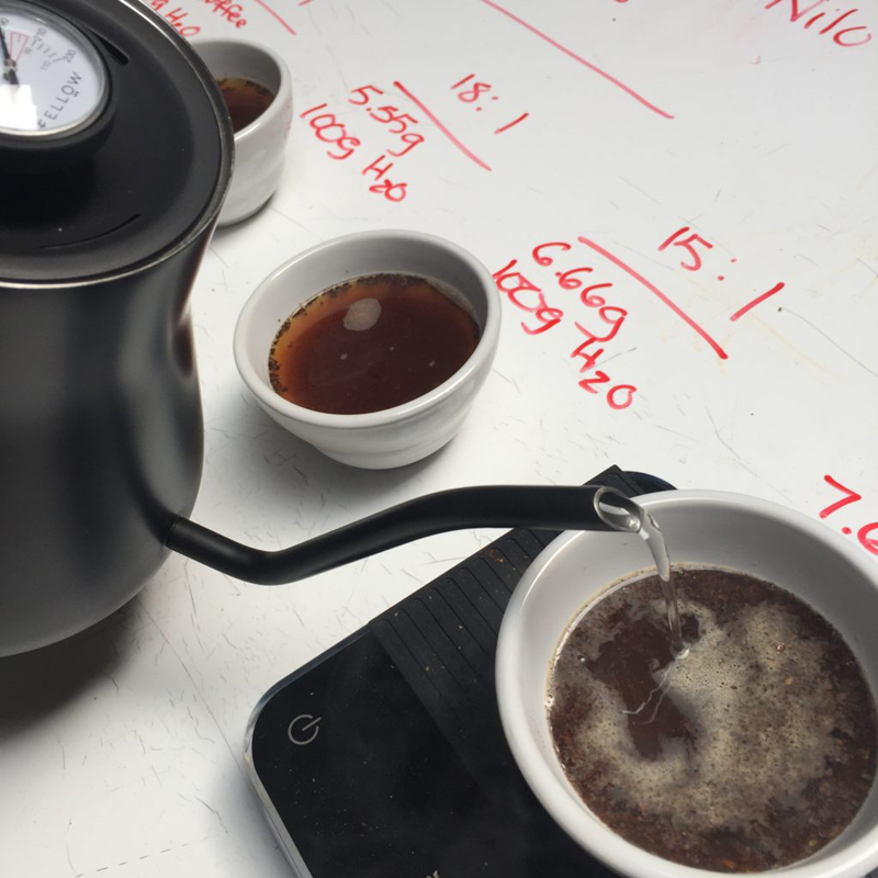 menyeduh kopi dengan timbangan kopi mencari rasio kopi