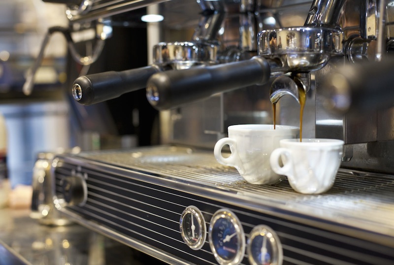 crema espresso mengalir ke 2 cangkir kopi
