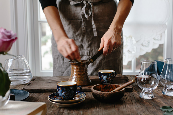 membuat kopi dengan alat turkish pot
