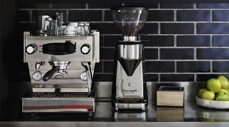 mesin espresso dan sebuah grinder kopi
