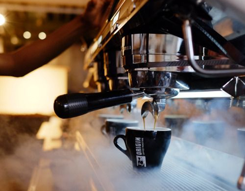 espresso di mesin kopi dengan steam