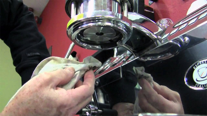 membersihkan group head mesin espresso pastikan shower screen