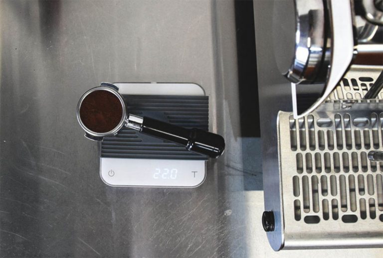 menakar bubuk kopi langsung dengan portafilter