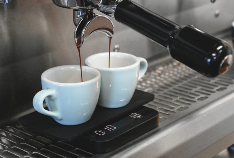 menakar espresso langsung menggunakan timbangan dan cangkir espresso