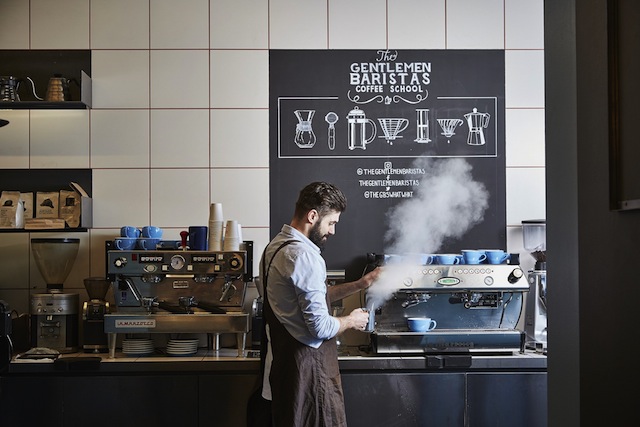seorang barista sedang membuat secangkir espresso dengan mesin