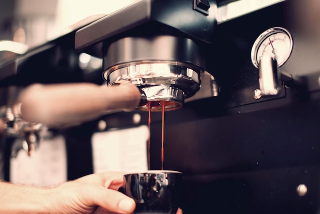 espresso mengalir dari mesin kopi