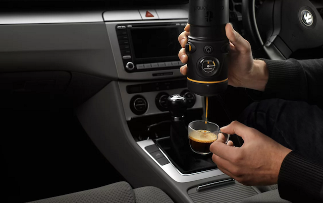 membuat kopi dengan espresso maker manual di dalam mobil