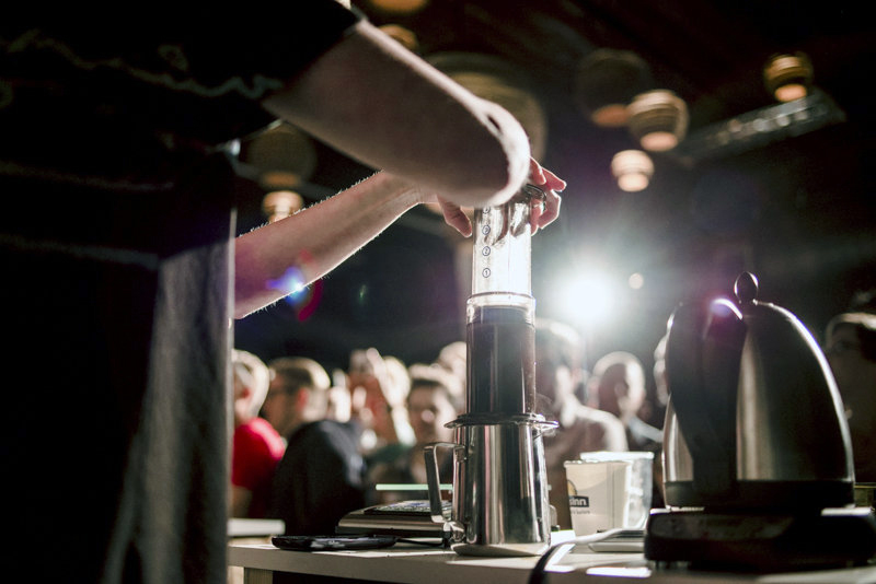 menekan alat AeroPress menerapkan resep aeropress juara dunia