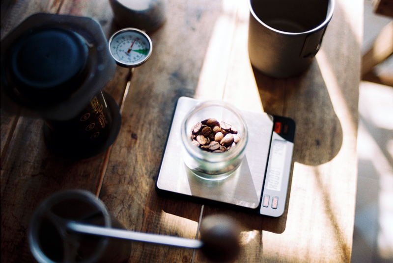 menimbang biji kopi dengan coffee scale