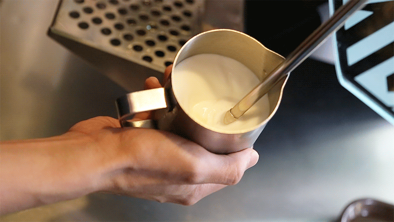semburan selama proses steam susu