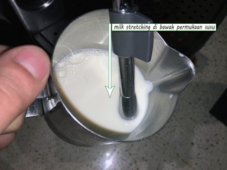 lubang steam wand di tenggelam permukaan susu
