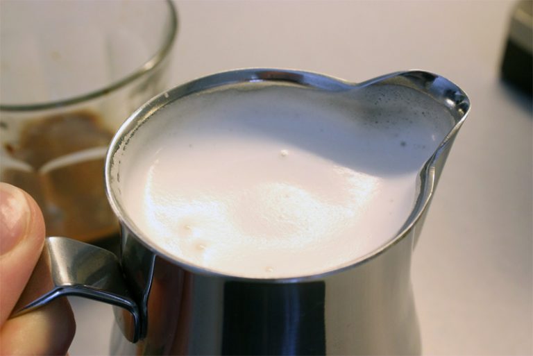 buih susu yang mengembang setelah steam milk