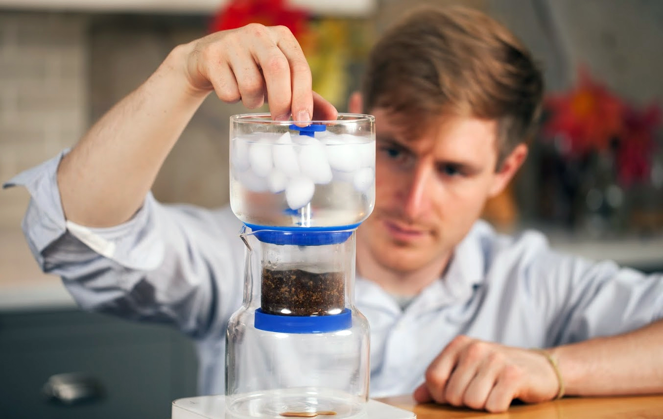 seorang pria membuat kopi dengan alat slow drip cold brew