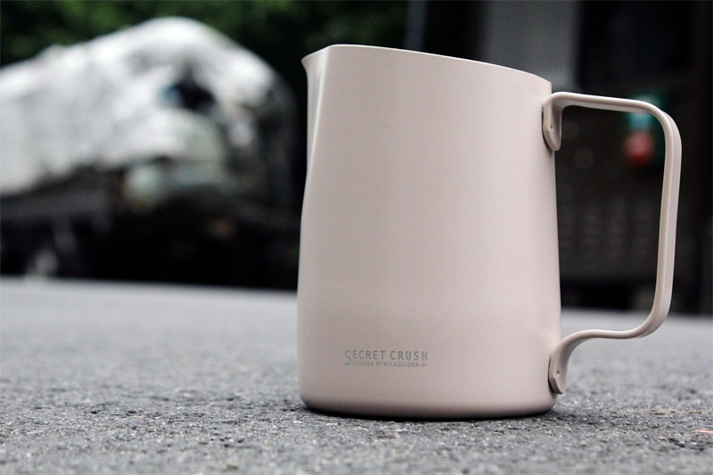 contoh milk jug dengan ujung round spout