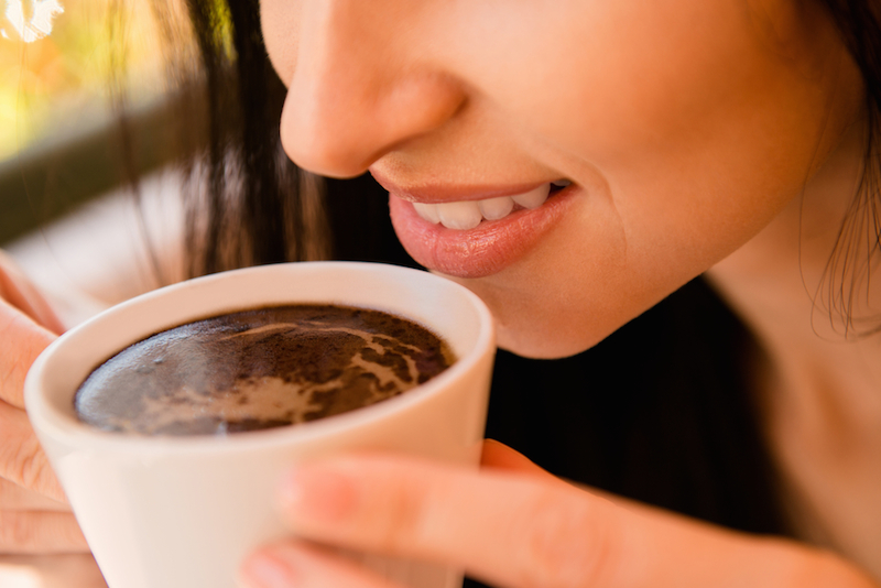 menjaga kesehatan gigi dari kopi