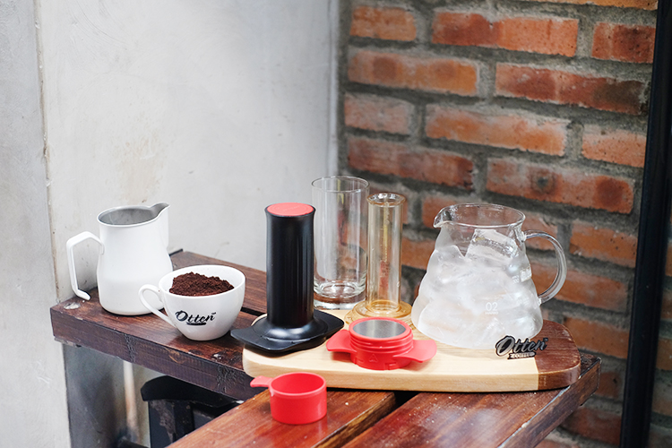 persiapan membuat kopi susu dengan alat espresso maker