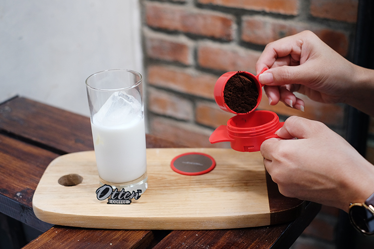 menuang bubuk kopi ke alat espresso maker