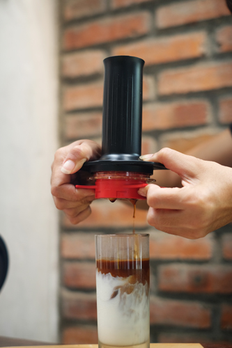 tetesan espresso dari alat espresso maker