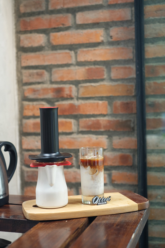 kopi susu dengan alat espresso maker