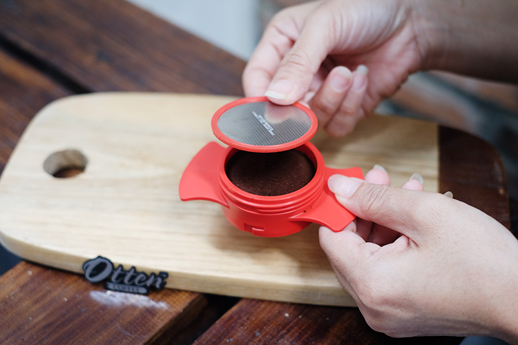 memasang penyaring besi ke alat espresso maker