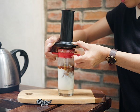 membuat espresso dari espersso maker ke gelas kopi