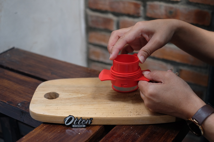 memadatkan bubuk kopi di alat espresso maker