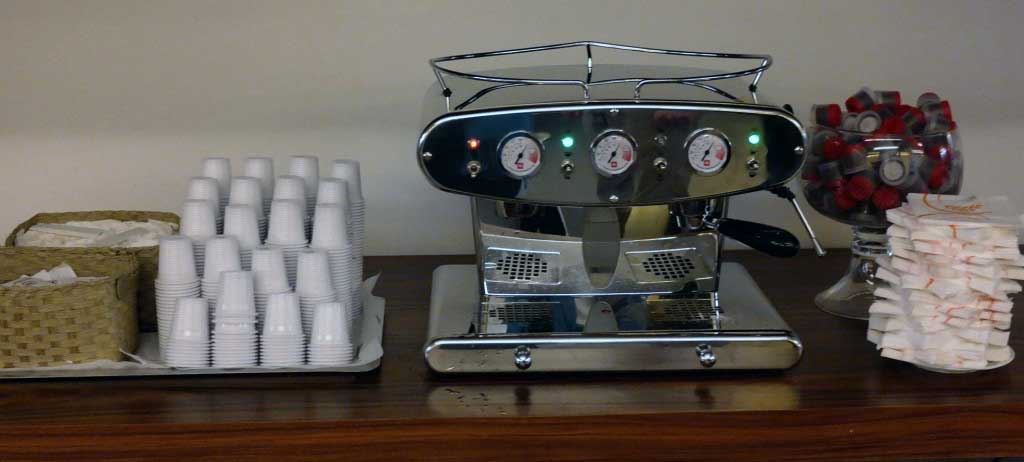 mesin kopi dan cangkir plastik untuk layanan hotel