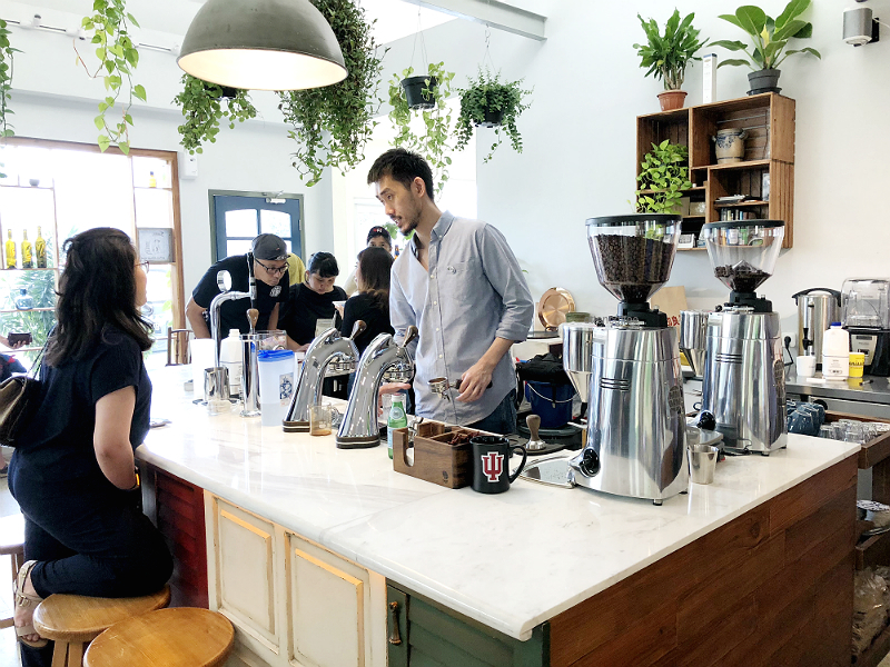 barista menyambut pelanggan