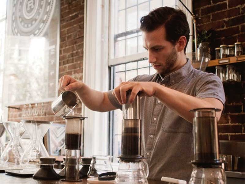 membuat 2 kopi AeroPress sekaligus