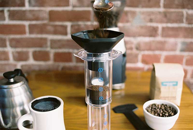 menuang bubuk kopi ke AeroPress