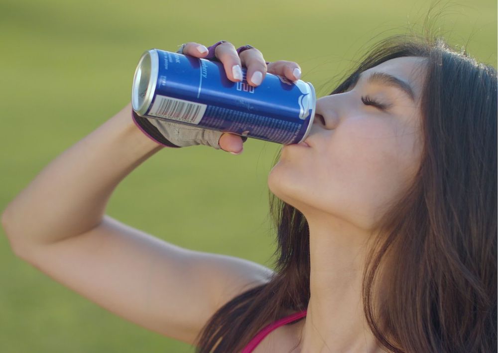 perempuan minum energy drink