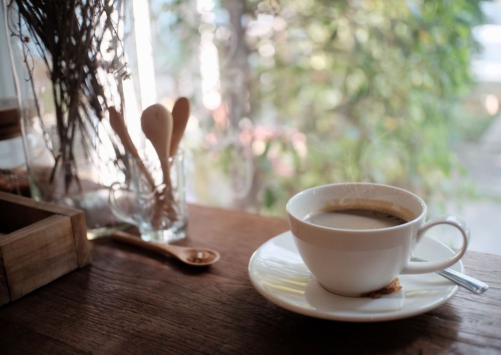 secangkir kopi di jendela