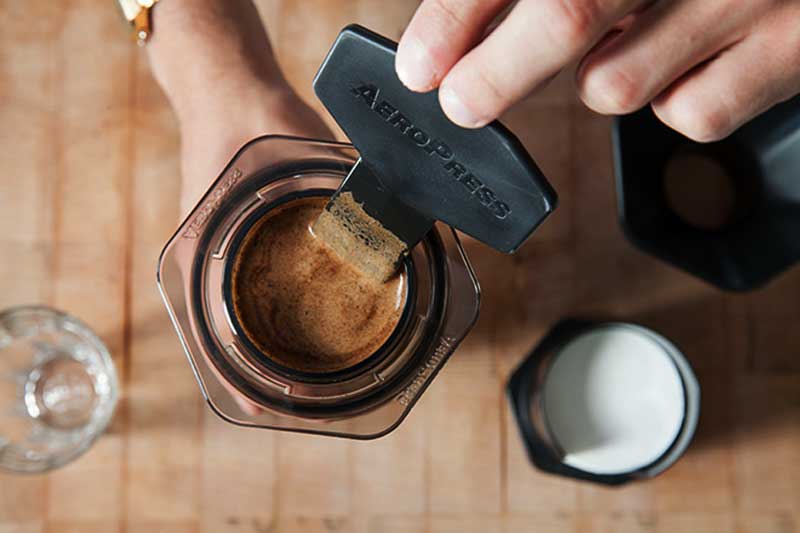 mengaduk kopi di AeroPress
