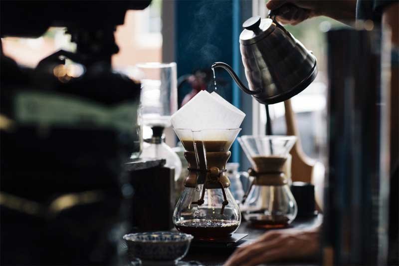 menuang kopi ke alat kopi chemex