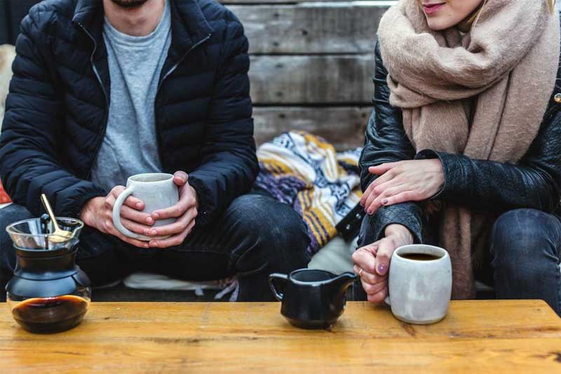 teman minum kopi dengan cangkir kopi masing-masing