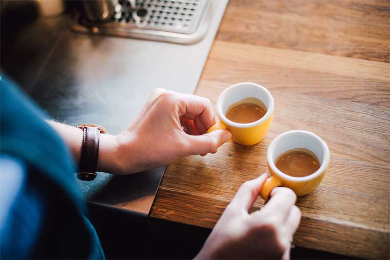 minum espresso diguncang