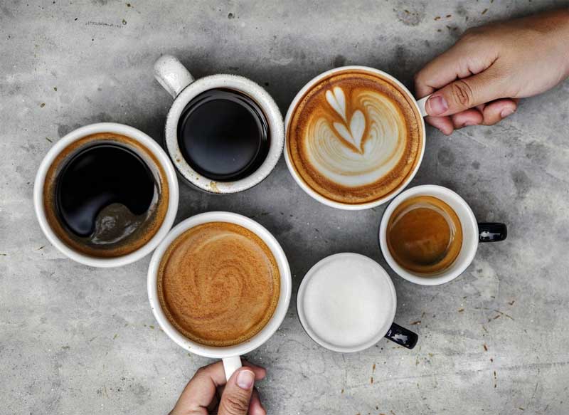 variasi resep kopi dalam cangkir berbeda, referensi untuk merencanakan buka cafe