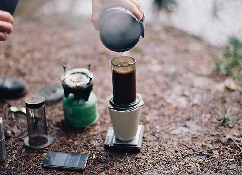 menuang air panas ke AeroPress