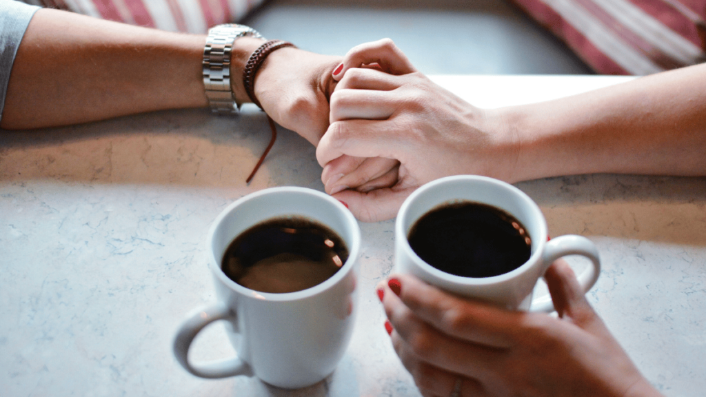 minum kopi berpasangan