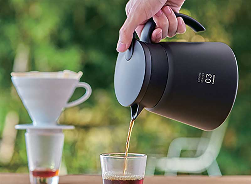 menuangkan kopi dari teko