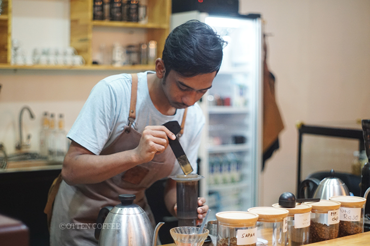Fikry membuat kopi dengan AeroPress
