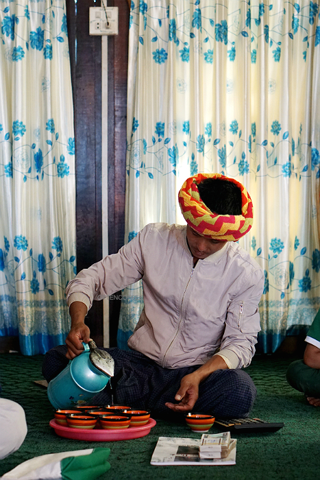 menuang air panas ke cangkir berisi bubuk kopi