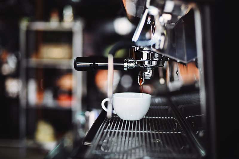 secangkir espresso di mesin kopi