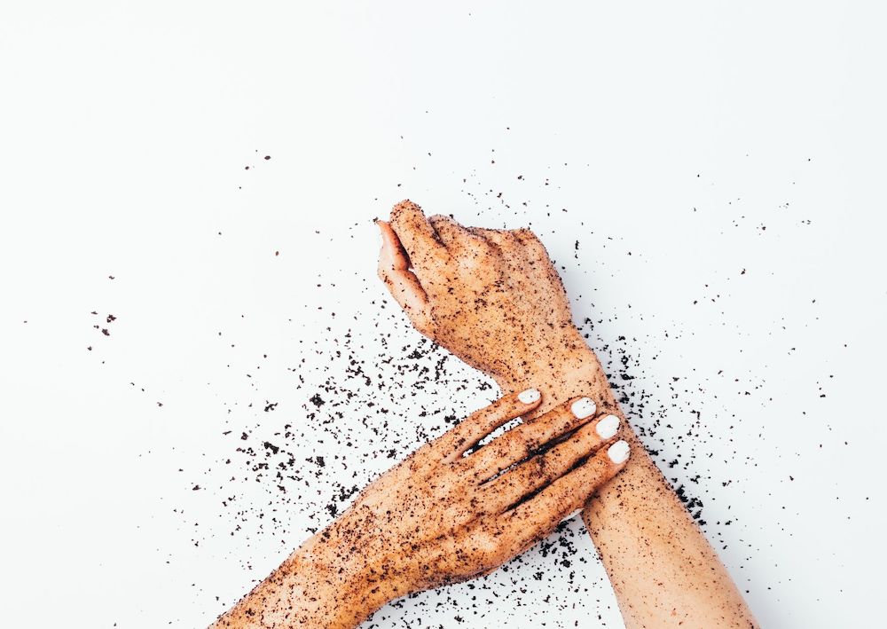 orang sedang memakai scrub kopi