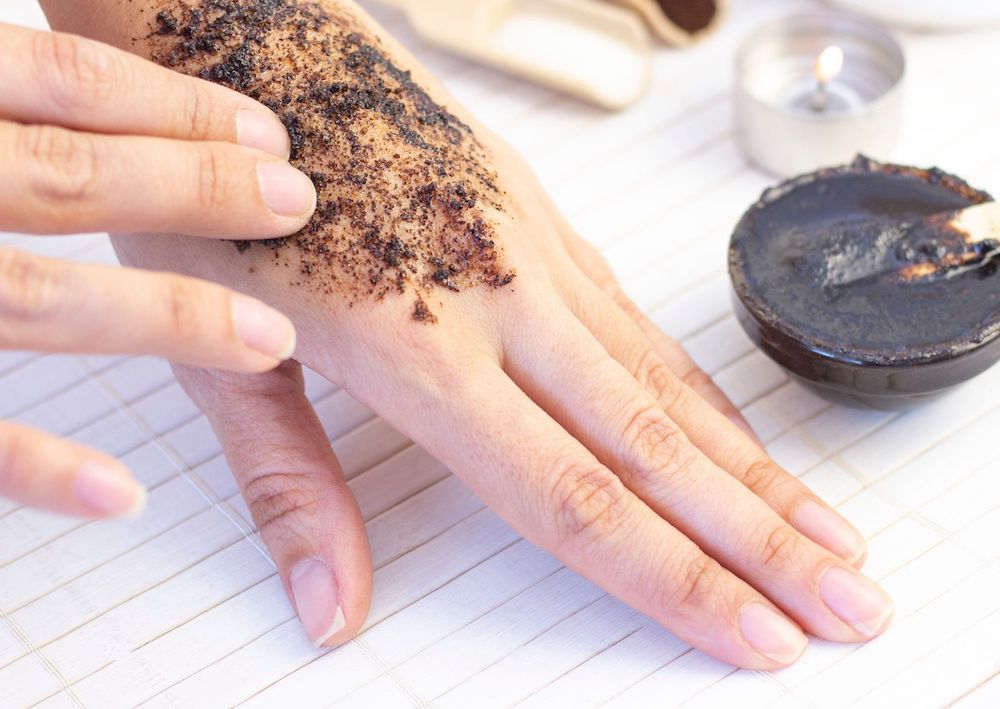 orang sedang memakai scrub kopi