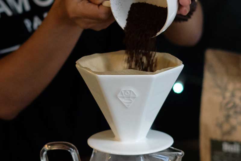 tuang bubuk kopi