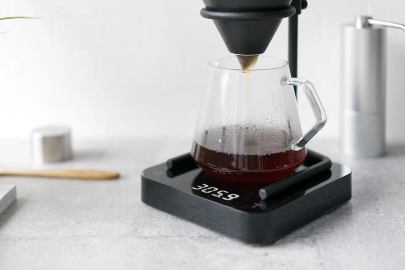 membuat kopi dengan timbangan kopi