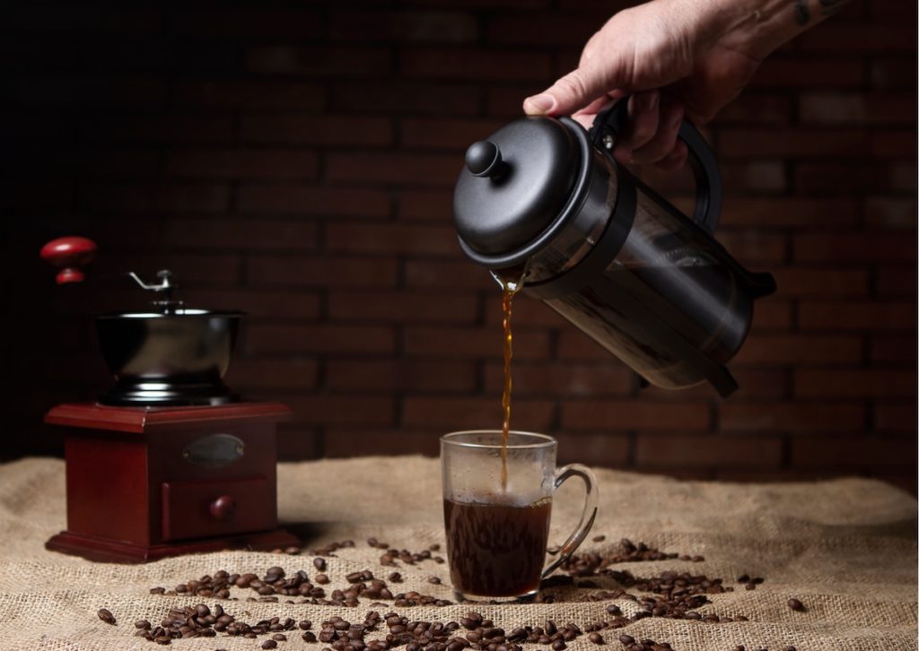 menuangkan kopi dari french press